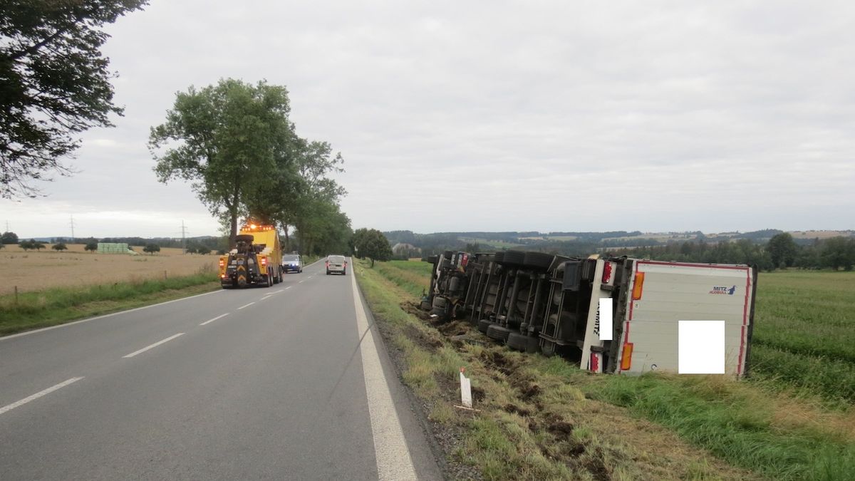 Kamioňák pil přímo za volantem, na Pelhřimovsku skončil s 2,7 promile v příkopu